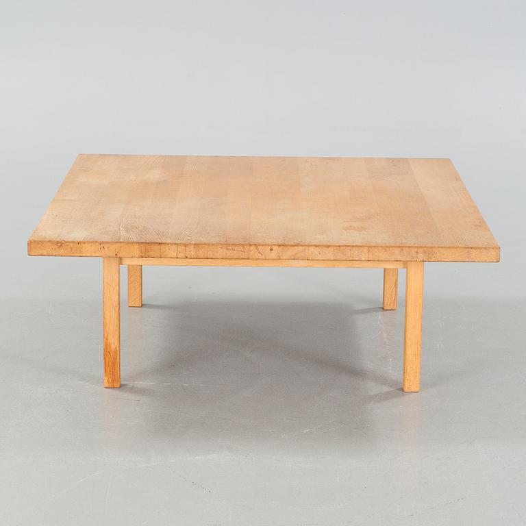 A late 20th century coffee table.