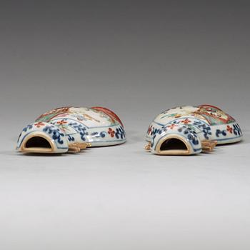 A pair of famille rose wall vases, late Qing dynasty, circa 1900.