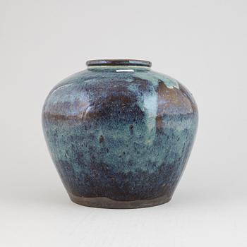 A Chinese ceramic jar, 19th century.