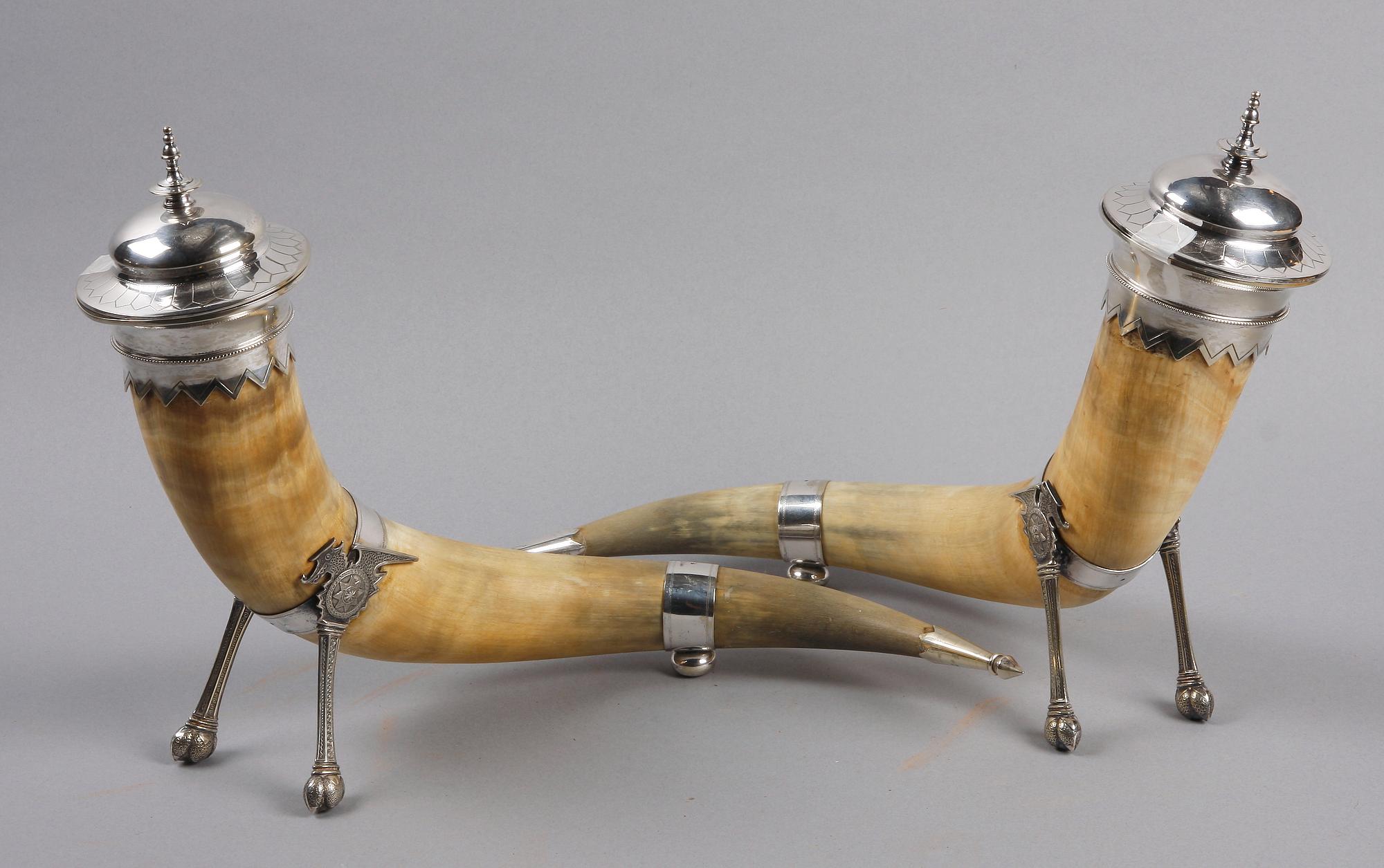 HORNPOKALER, ett par, nysilver och horn, fornnordisk stil, sent 1800-tal.