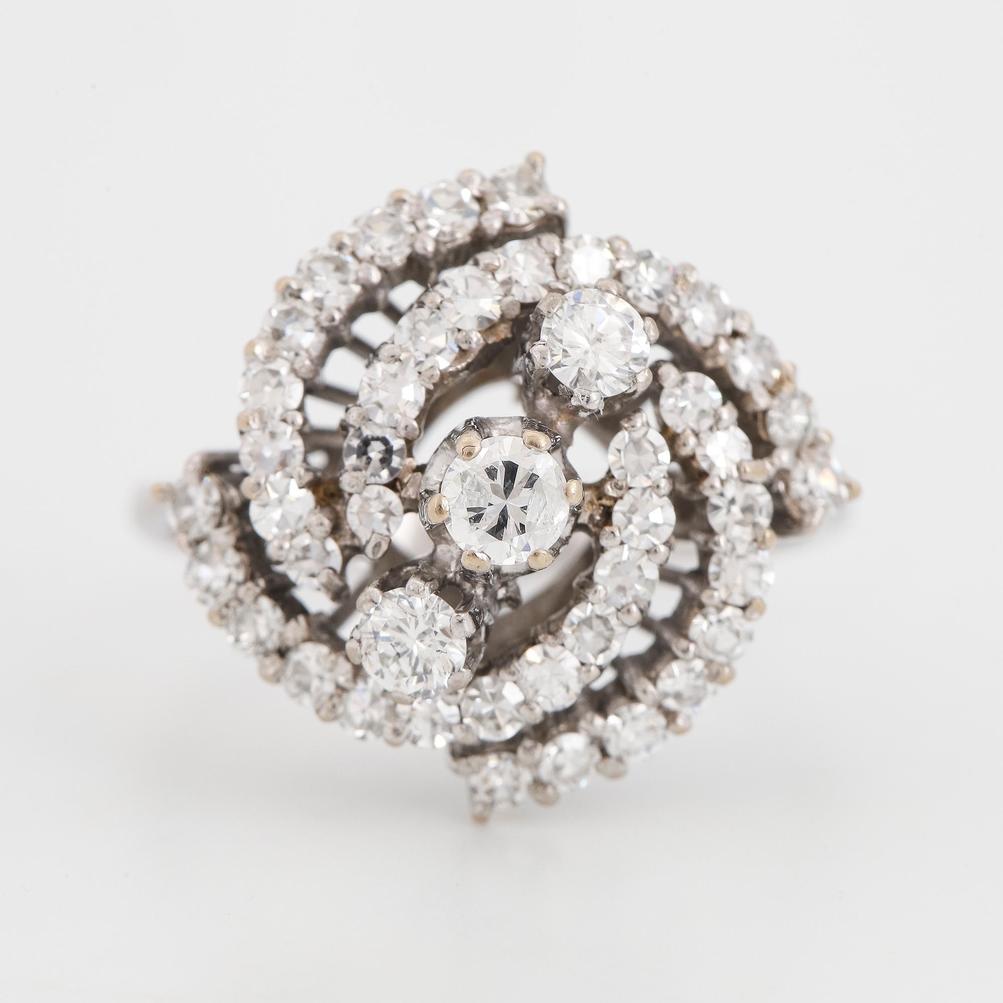 RING, med briljantslipade och åttkantslipade diamanter.