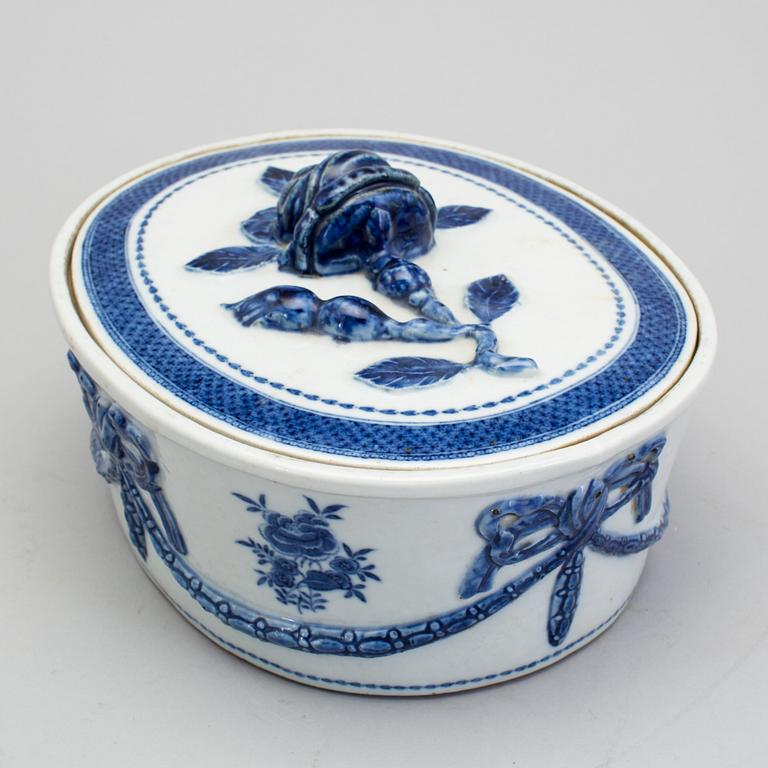 A blue and white paté dish, Qing Dynasty, Jiaqing (1796-1820).