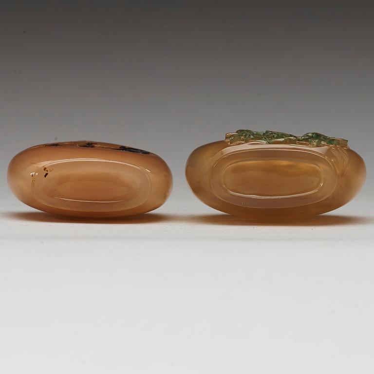 Two agath snuff bottles, Qing dynasty,, 19th century.