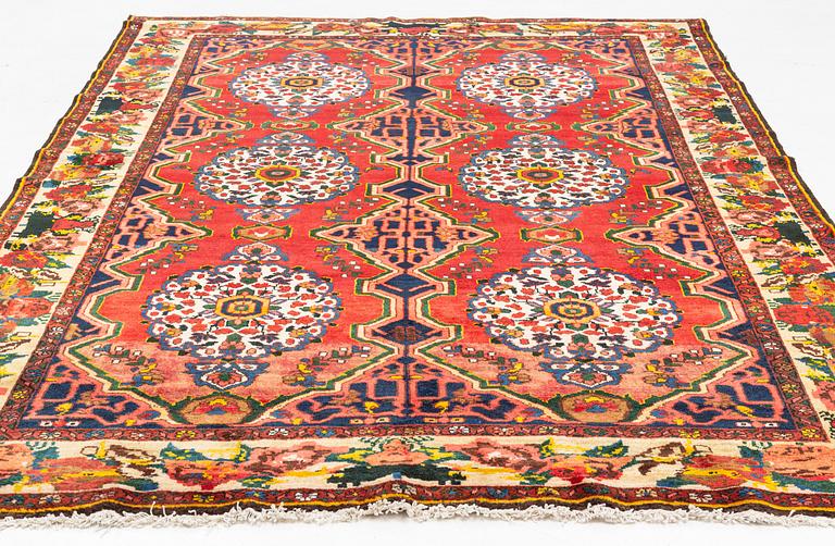 A Chahar Mahal Va Bakhtiari carpet, semiantik, c. 310 x 222 cm.