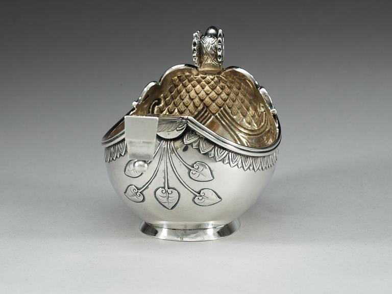 A Russian silver kovsh, makers mark of Pjotr Loskutov, Moscow 1896-1908.