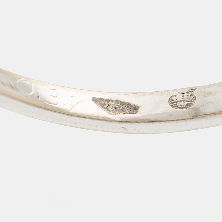Ring in 18K white gold set with round brilliant-cut diamonds.