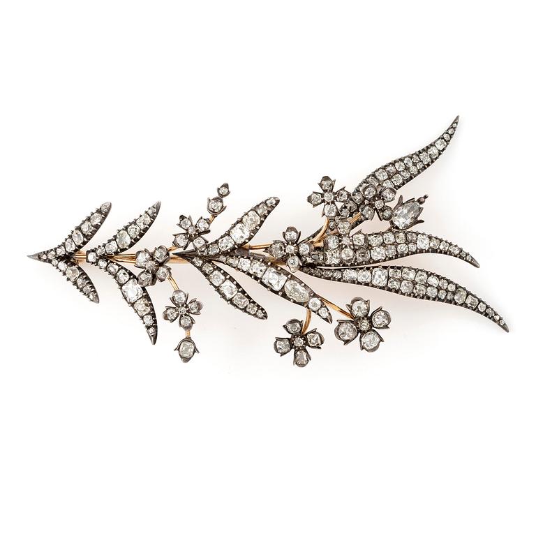 A brooch in 14K gold and silver with old-cut diamonds, 19th century.