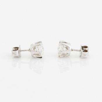 A pair of 18K white gold earrings set with round brilliant-cut diamonds with a total weight of ca 2.00 cts.