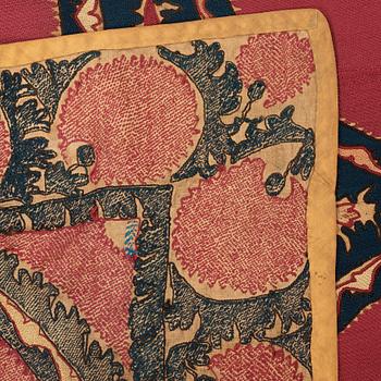 AN ANTIQUE UZBEK SUZANI EMBROIDERY, ca 253,5 x 142 cm (as well as 246x35, 108x9 and 138x7 cm).