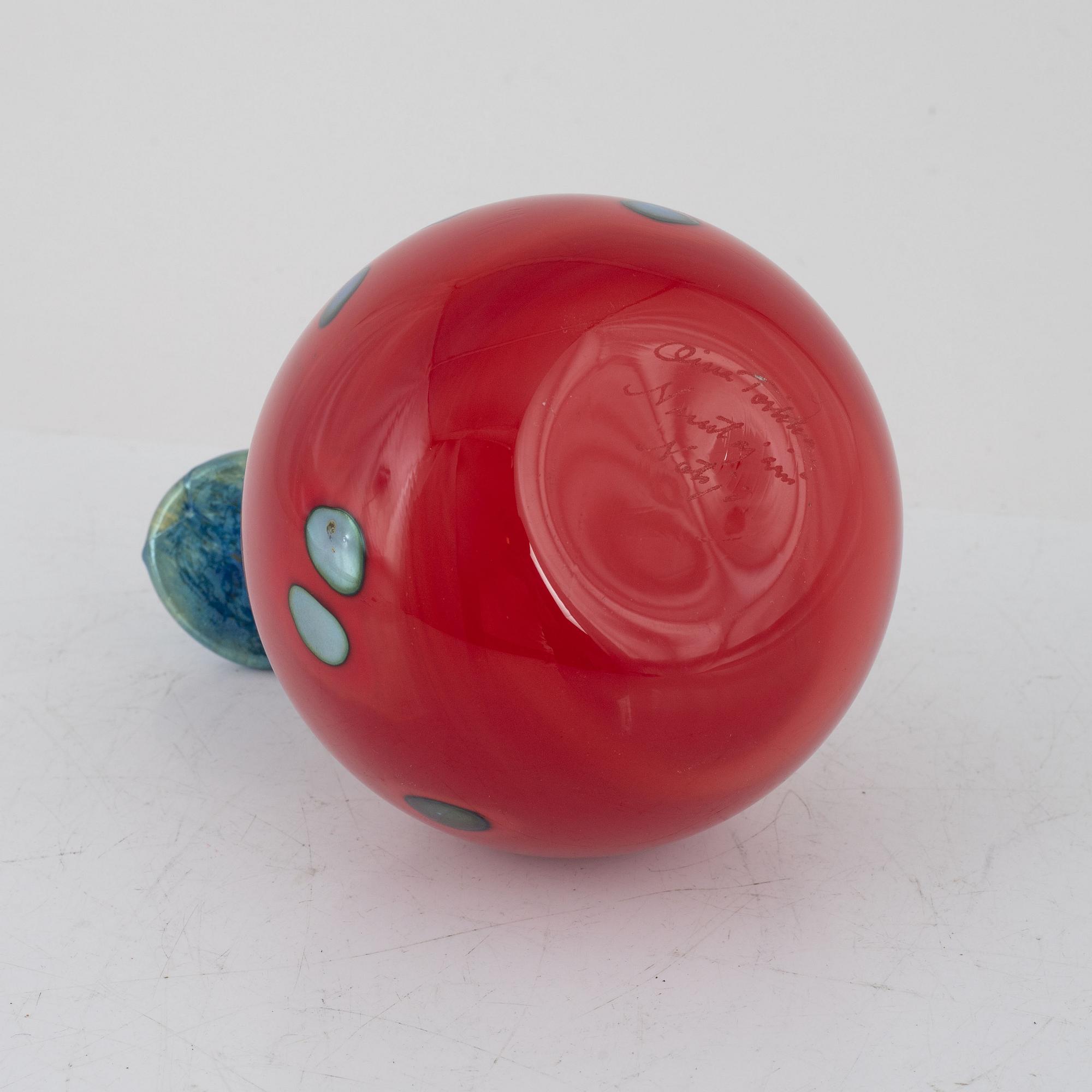 An Oiva Toikka sculpture in glass. Signed  Oiva Toikka Nuutajärvi Notsjö.