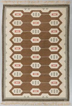 A CARPET, flat weave, ca 247 x 164,5 cm, an unclear signature. Sweden around mid 20th century.