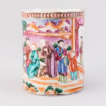 An early 19th century Chinese porcelain mug.