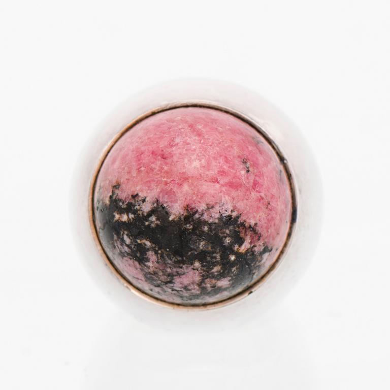 PEKKA PIEKÄINEN, SORMUS, rodoniitti, hopeaa. Auran Kultaseppä, Turku 1972.