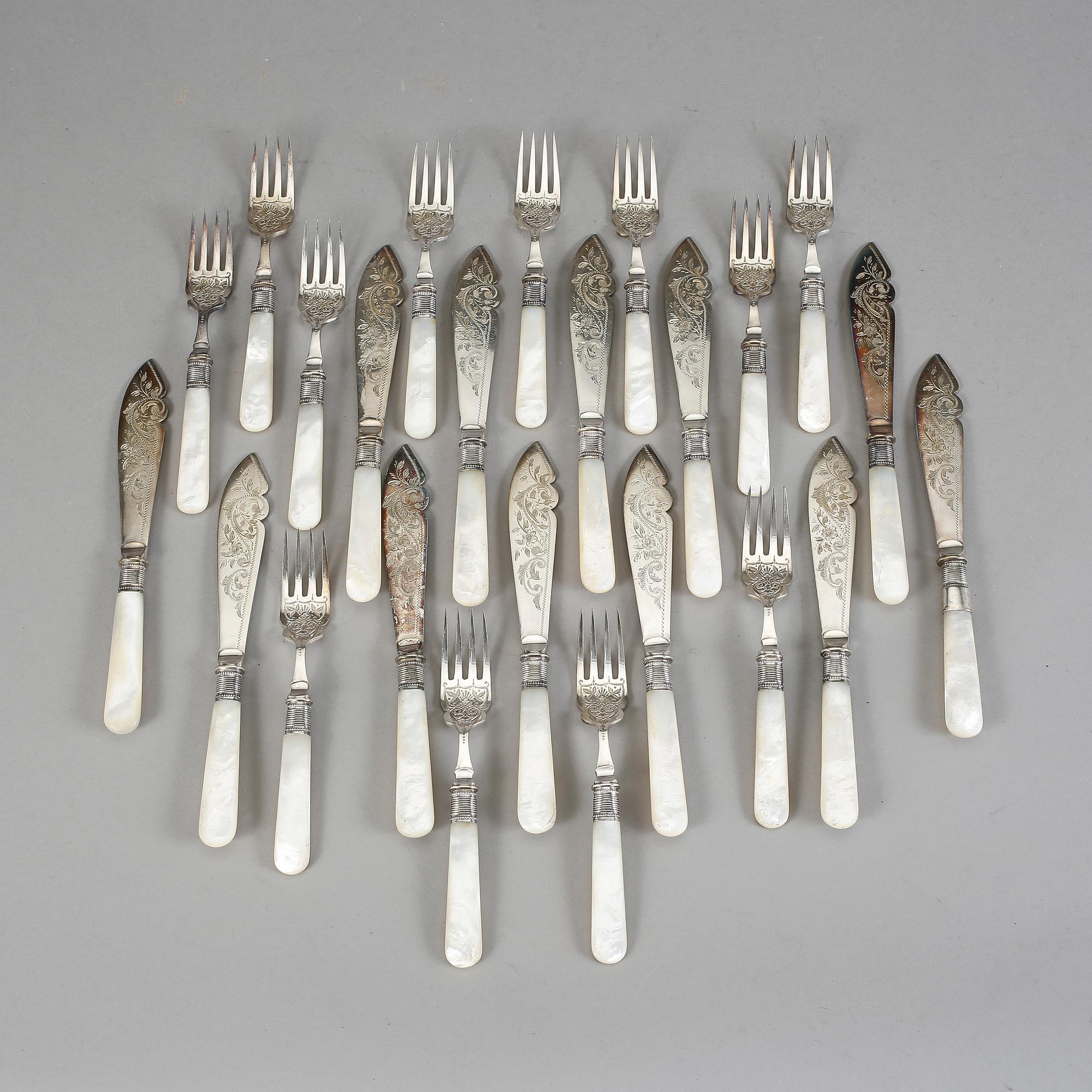 FISKBESTICK, 24 delar. Sannolikt England, 1800-talets slut. Nysilver och pärlemor.