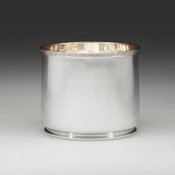 37. An Atelier Borgila sterling wine cooler, Stockholm 1939.