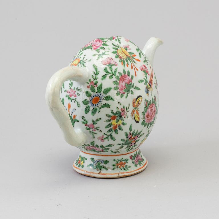 A Chinese cadogan tea pot, Canton, Qing dynasty, 19th Century.