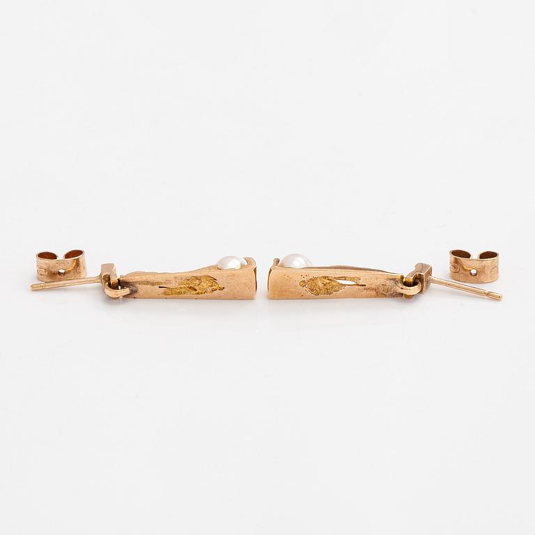 Björn Weckström, örhängen, "Pärltorn", 14K guld och odlade pärlor. Lapponia 1968.
