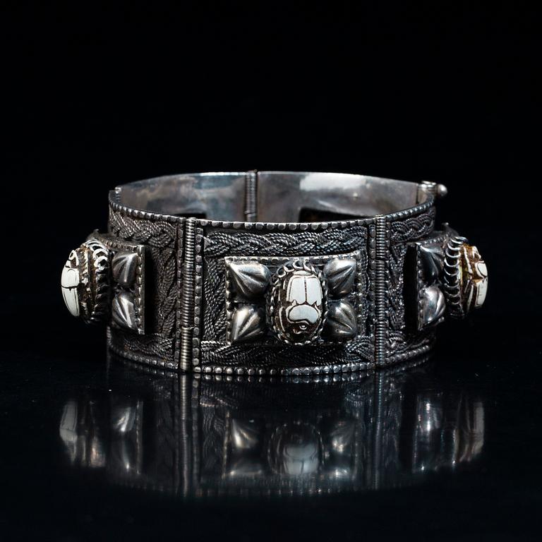 ARMBAND, 2 st, silver, Egypten. 1930-tal. Vikt 114,6 g.