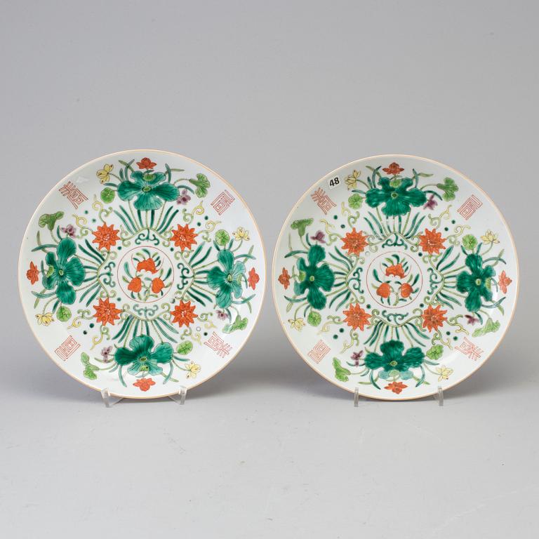 A pair of Chinese famille rose porcelain dishes, early 20th century.