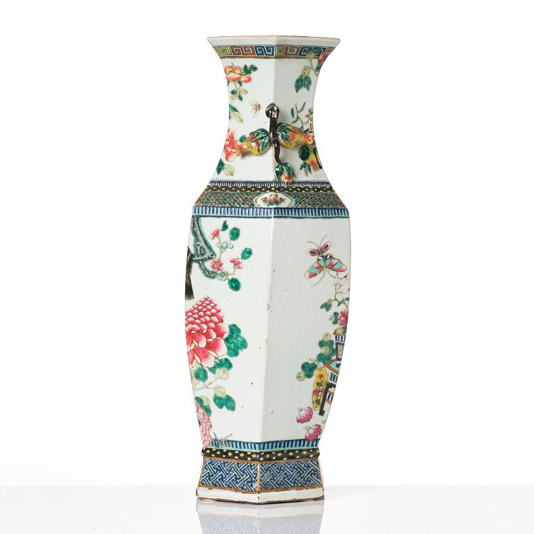 A large famille rose '100 antiques' vase, late Qing dynasty, circa 1900.