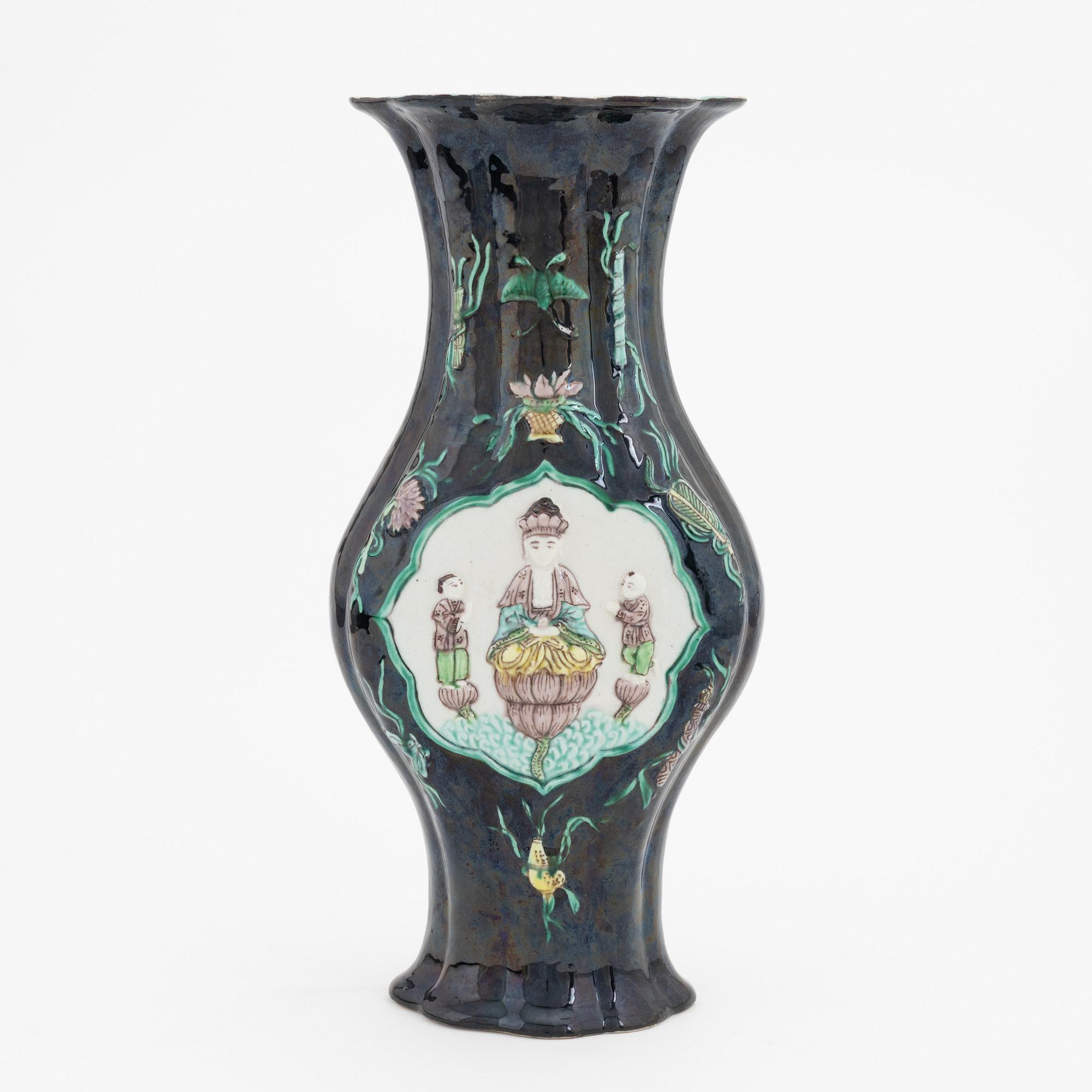 Vas, biskviporslin, famille noire med buddhistiskt motiv, Samson, sent 1800-tal.