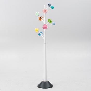 Ugo Nespolo, tamburmajor, "L'albero dei cappelli", Origlia Pragma, Italien.