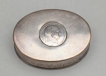 DOSA, silver, Sverige, ostämplad, graverad dat 1819. Vikt ca 135 gram.