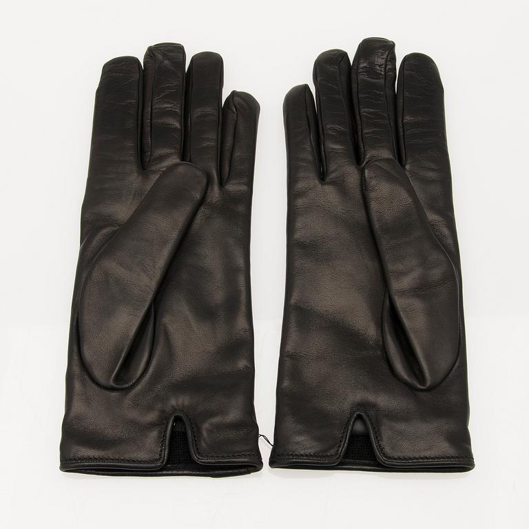 A pair of Gucci ladies' leather gloves.