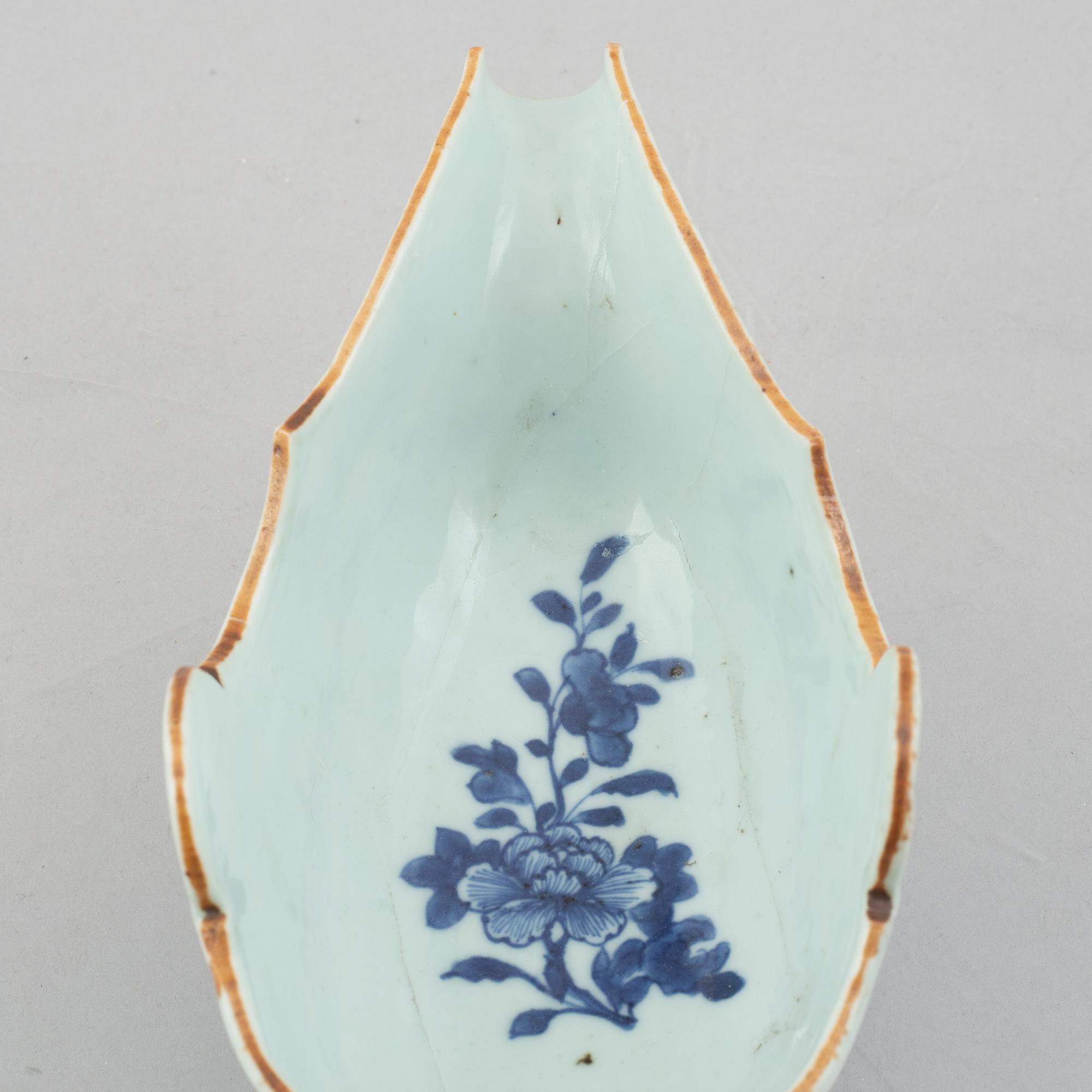 A pair of blue and white Chinese porcelain sauce boats and a pair of plates, Qing dynasty, Qianlong (1736-95).