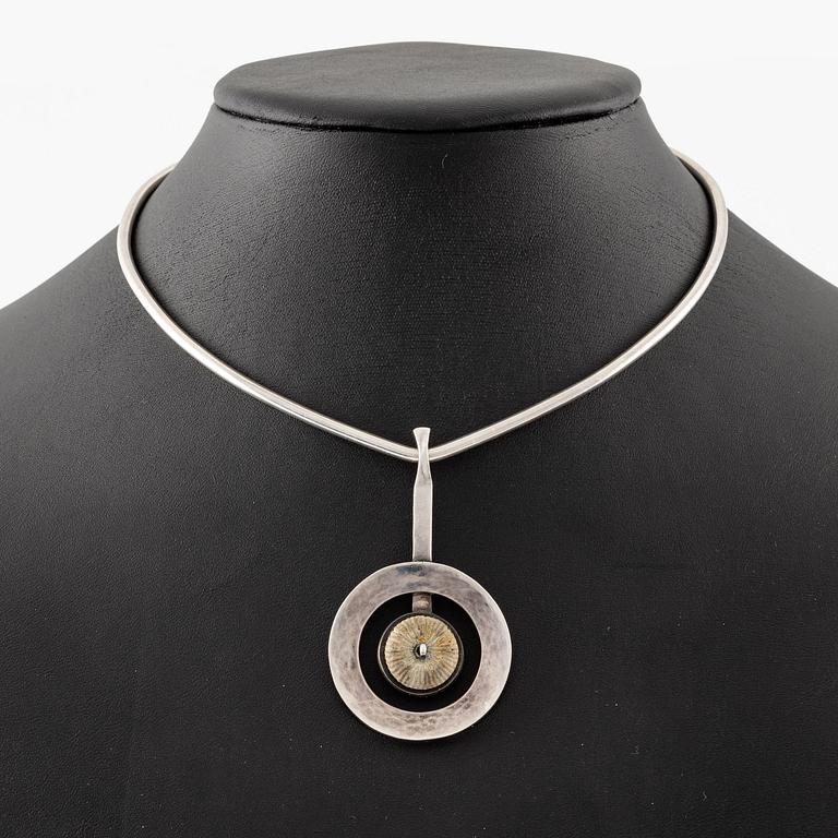 Inga-Britt "Ibe" Dahlquist, collier, silver med fossil, Visby 1966.