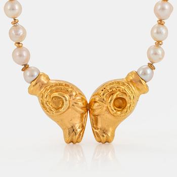 1075. An 18K gold pendant with a cultured pearl necklace.