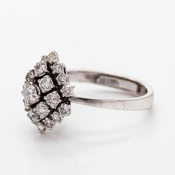 Ring, briljantslipade diamanter, platina.