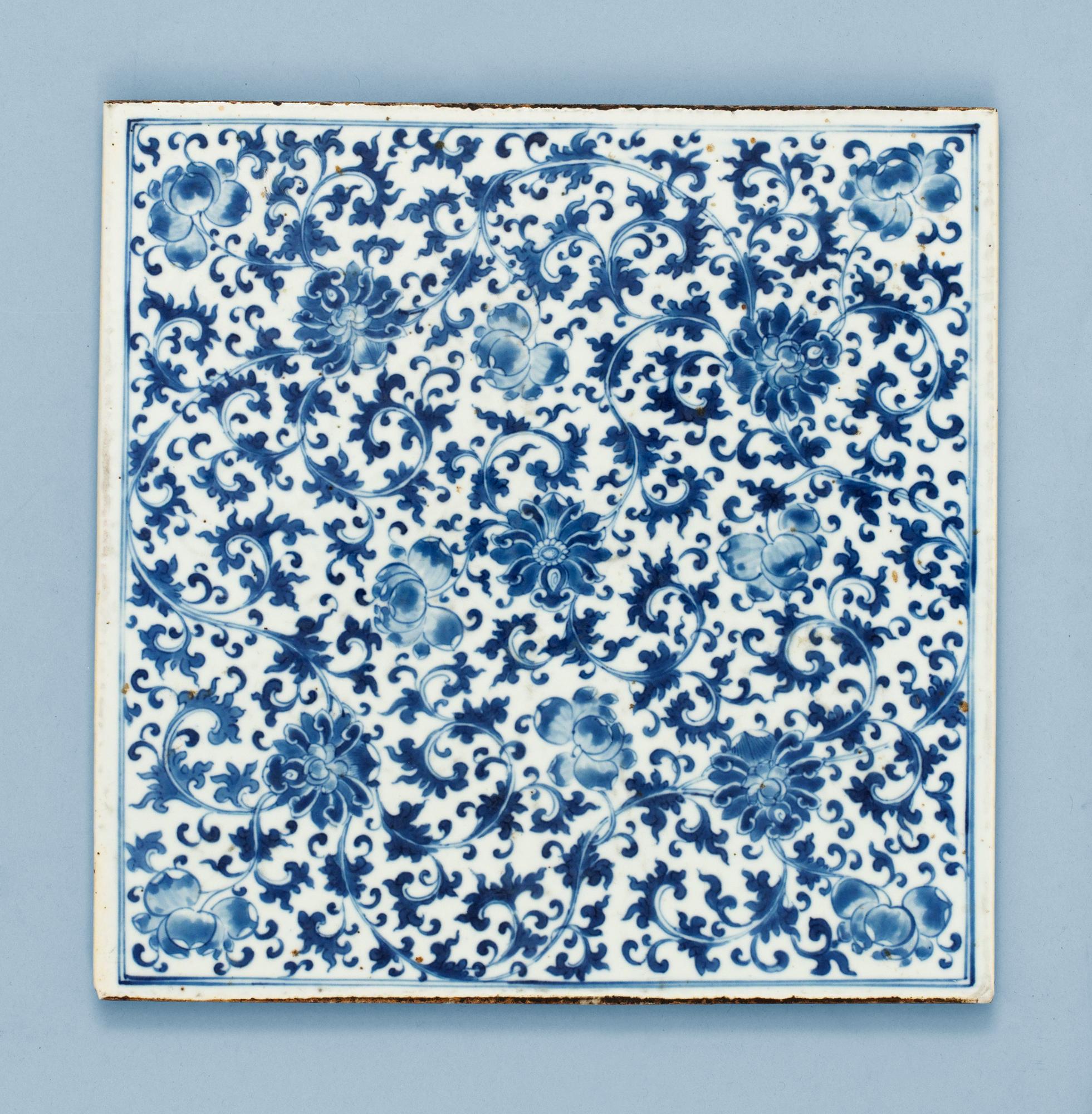 PLATTA/FLIS, porslin. Qing dynastin, 1700-tal.