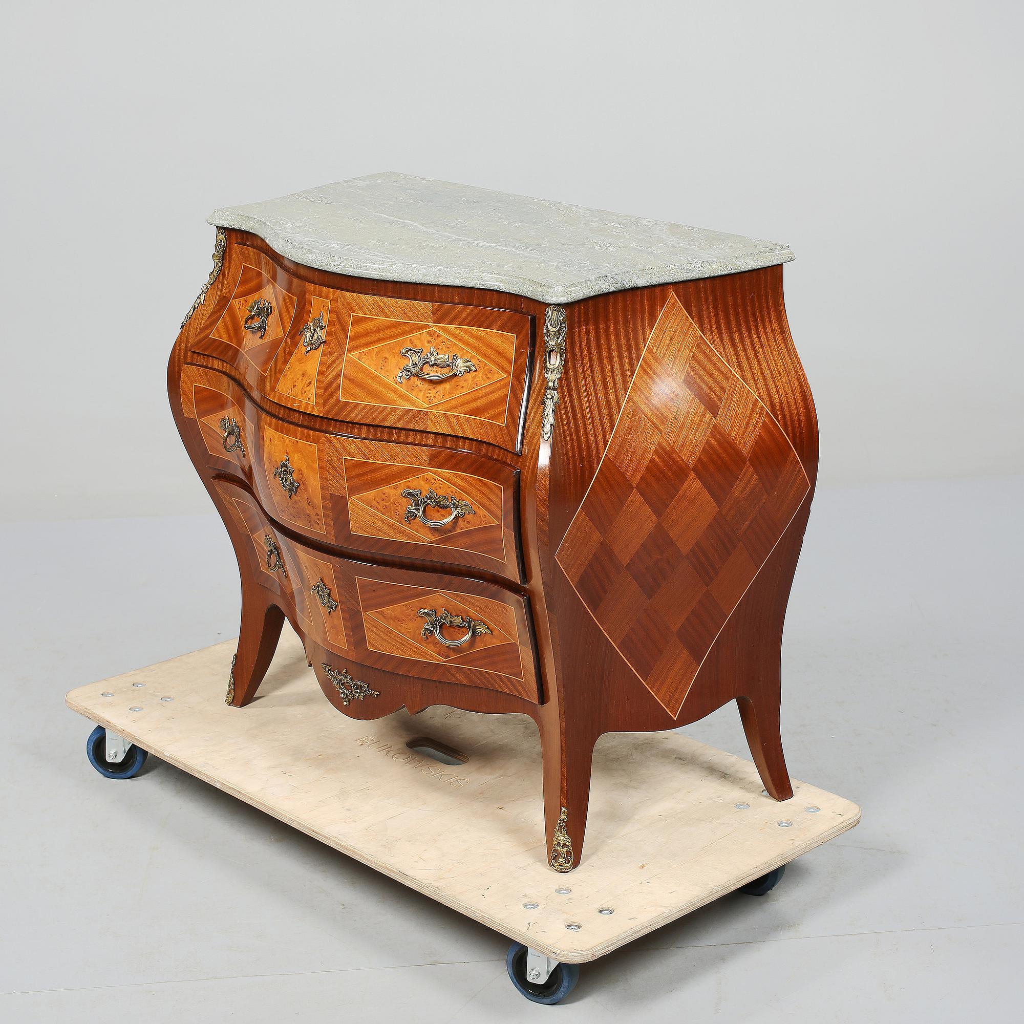 BYRÅ, rokokostil, omkring 1900-talets mitt.