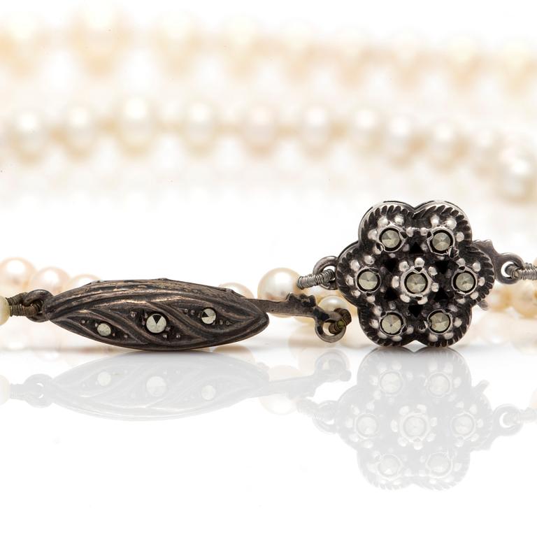 HALSBAND, 2 st, med odlade pärlor och lås i silver.
