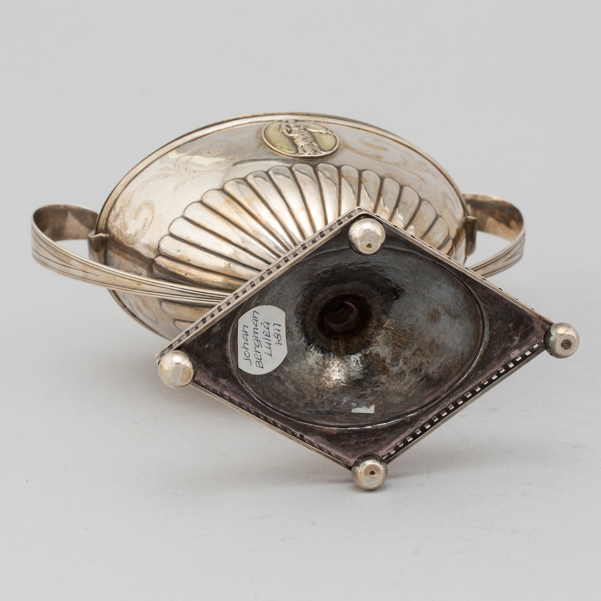 A silver sugar bowl by Johan Bergman Luleå, 1811.