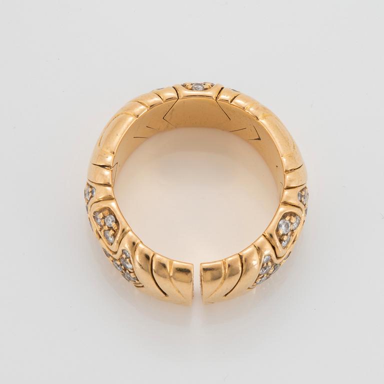 A Bulgari "Alveare" ring in 18K gold set with round brilliant-cut diamonds with a total weight of ca 0.60 ct.