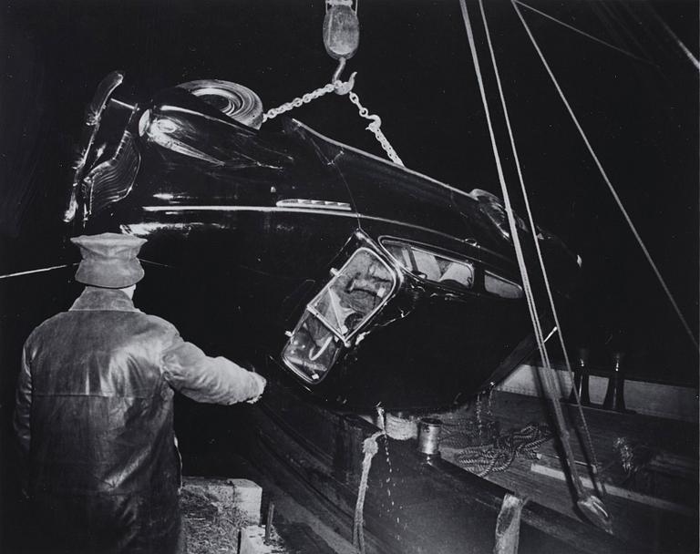 Weegee, "Black Buick with dead passenger pulled out of the Harlem River, New York, den 23 februari, 1942".
