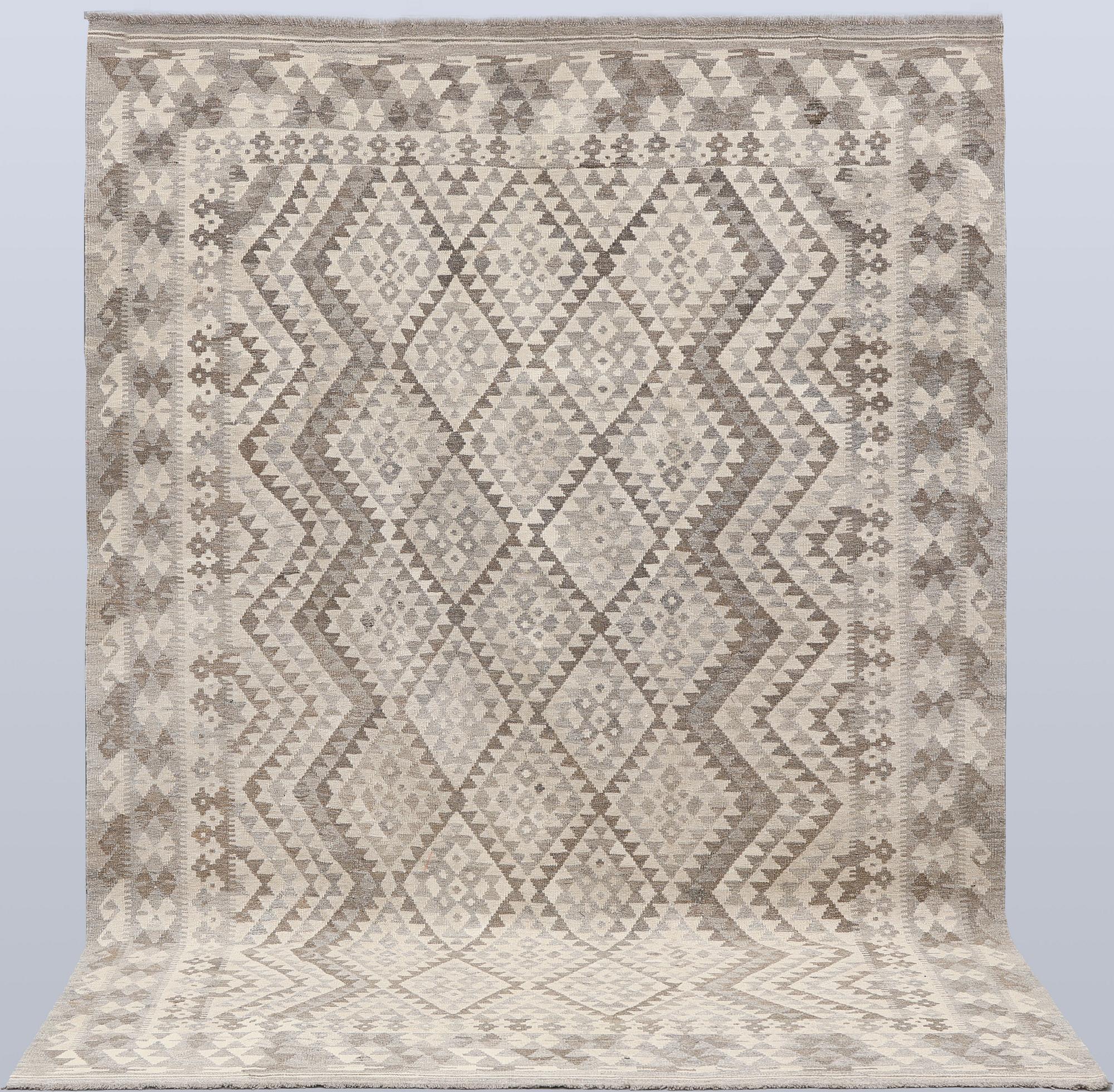 A Kilim rug, approx. 290 x 203 cm.