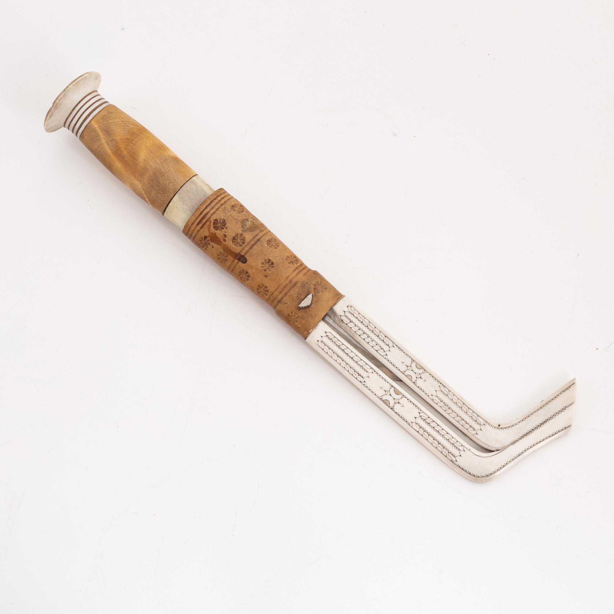 Thore Sunna, a reindeer horn knife, before 1963, signed.