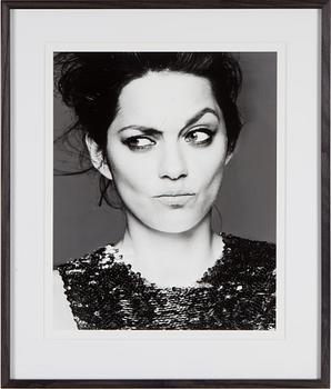 JAN WELTERS, modefotografi av Marion Cotillard, numrerat 2/5 och signerat a tergo.