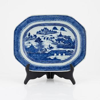 A blue and white Chinese porcelain charger, Qing Dynasty, Qianlong (1736-95).