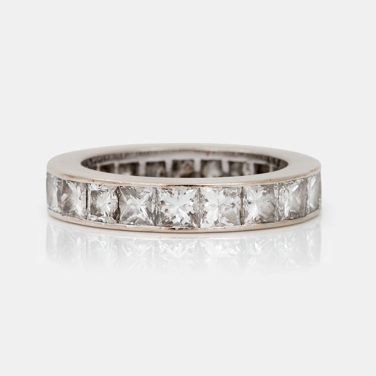 RING, helallians, med princesslipade diamanter, cirka 2.00 ct. Kvalitet ca G-H/VS-SI.