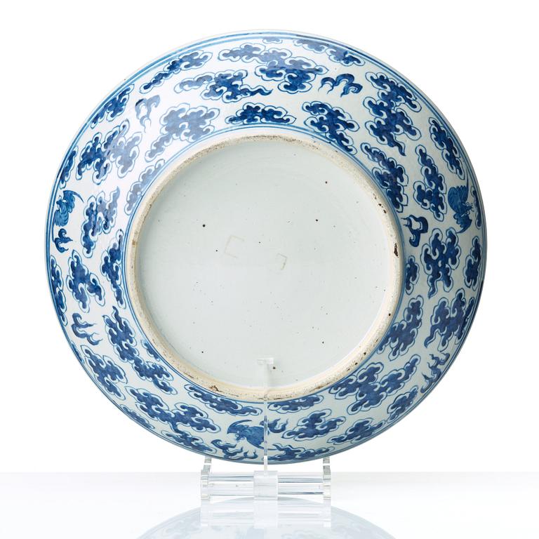 A blue and white dragon dish, Qing dynasty, 19th Century.