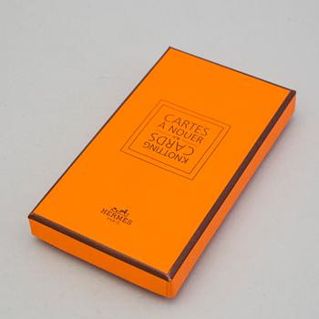 KNOTTING CARDS, "Cartes À Nouer", Hermès. Kort i originaletui med 21 olika sätt att knyta Hermès-scarfar på.