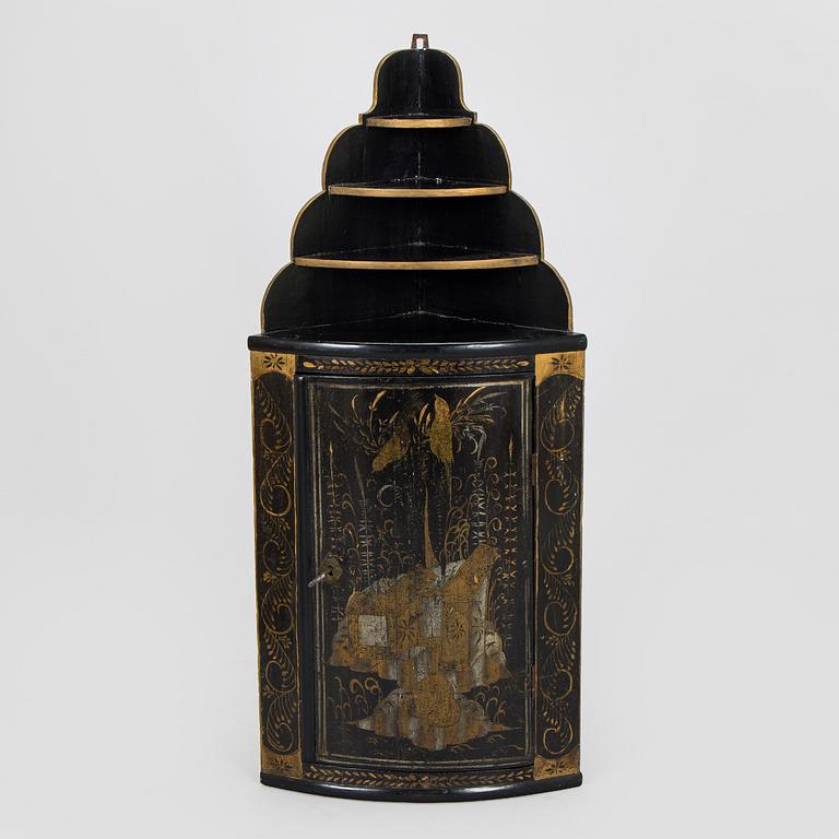 Corner cabinet with shelves, 18th/19th century.