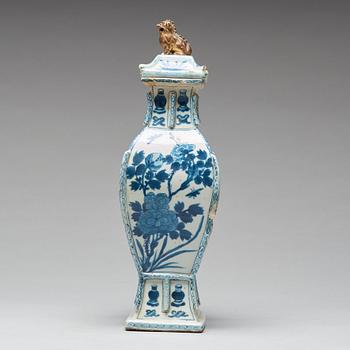 VAS med LOCK, porslin. Qingdynastin, Kangxi (1662-1722).