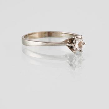 RING, 18K vitguld med briljantslipad diamant, 0.30 ct, importstämplad. Vikt 1,8 gram.