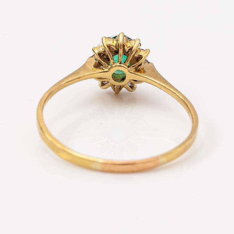 Ring, 18K guld, smaragd och diamanter ca 0.24 ct tot.