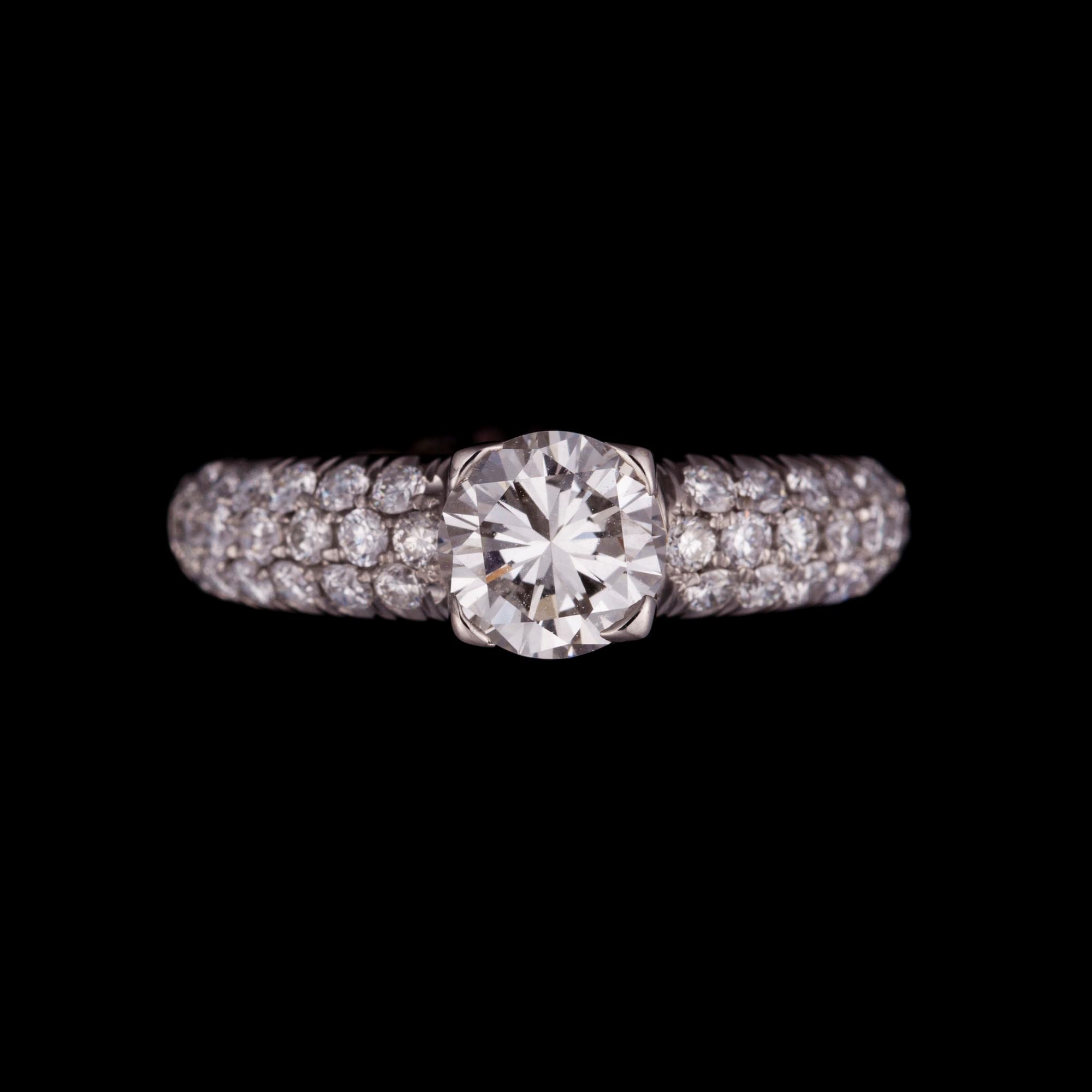RING, 18K vitguld , briljantslipad diamant 1,01, F/VVS1 + 0,57 ct diamanter. Vikt 5 g. Intyg HRD.
